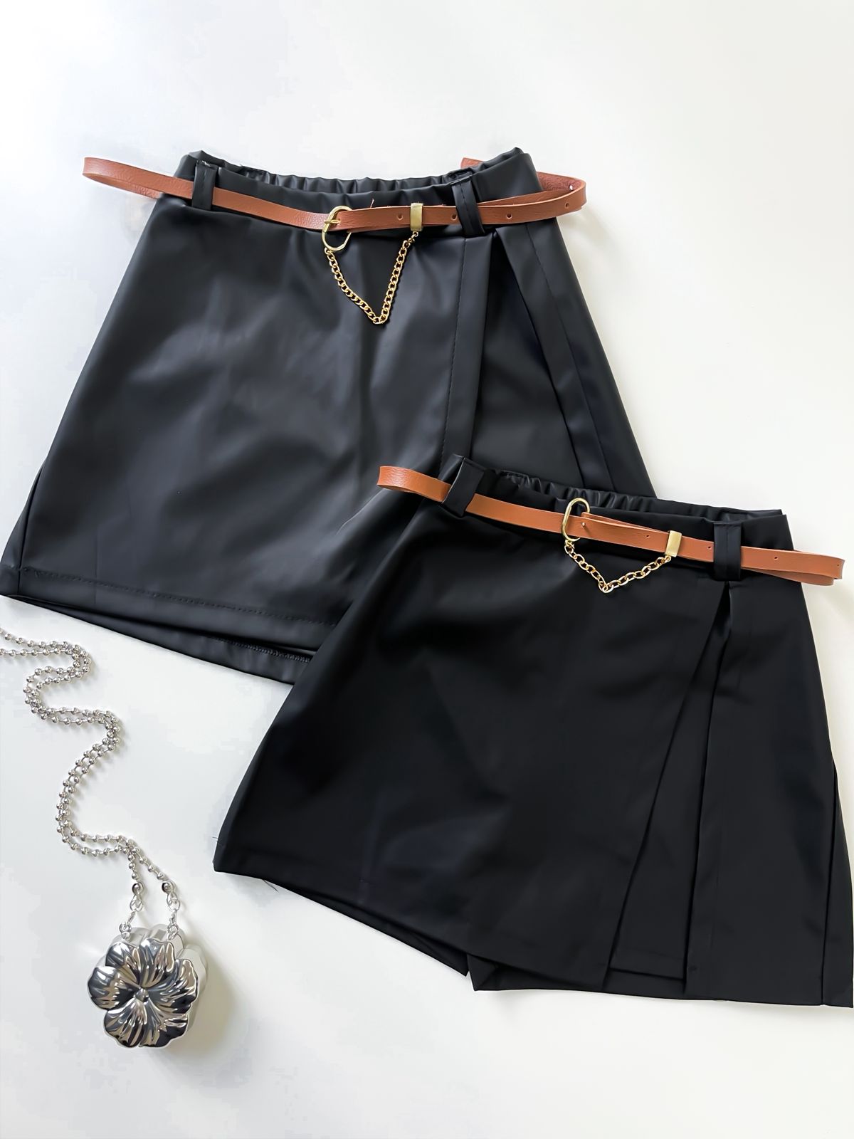 Shorts Saia Feminino em Courino com Fenda e Cinto Fino Corrente