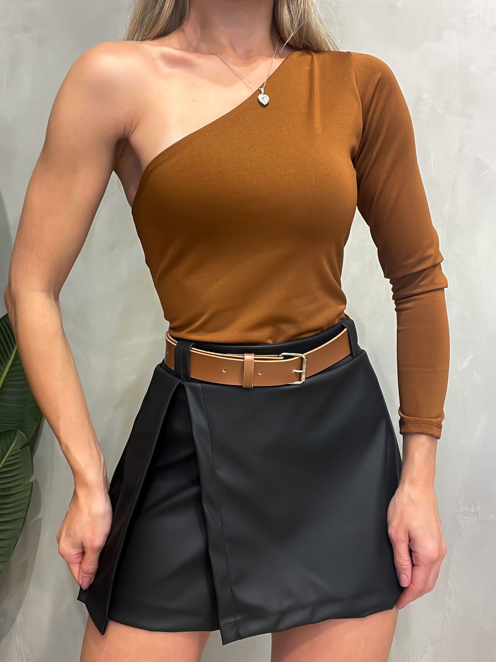 Shorts Saia Feminino em Courino com Fenda e Cinto Grosso