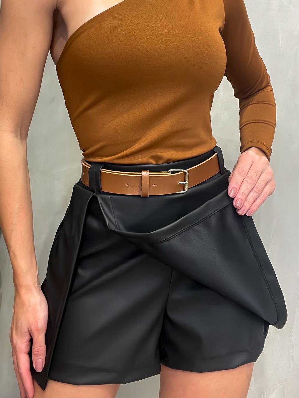 Shorts Saia Feminino em Courino com Fenda e Cinto Grosso