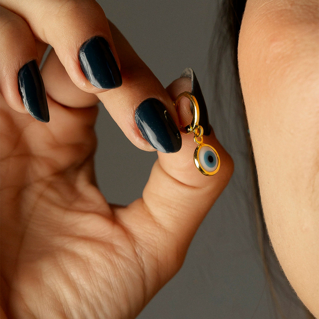 Brinco em argola de click com olho grego pendurado M BANHADO A OURO 18K