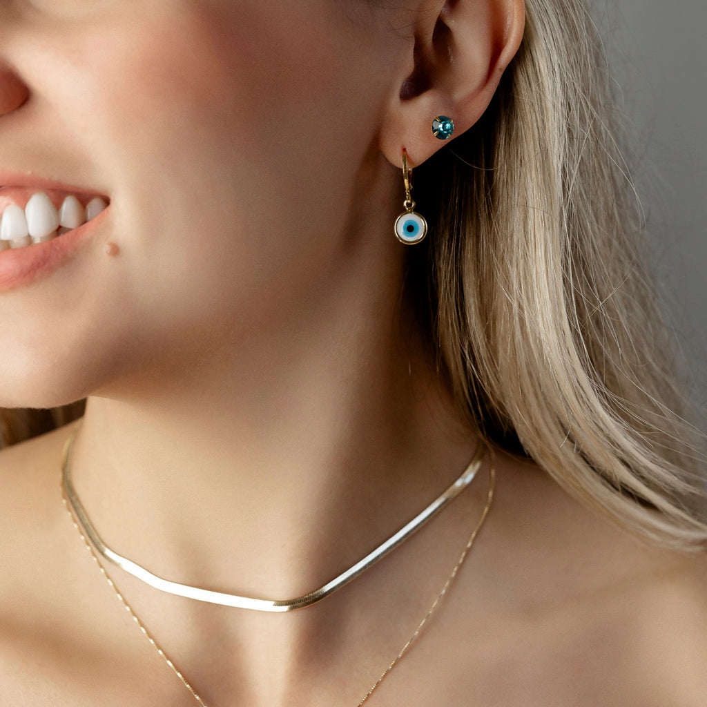 Brinco em argola de click com olho grego pendurado M BANHADO A OURO 18K