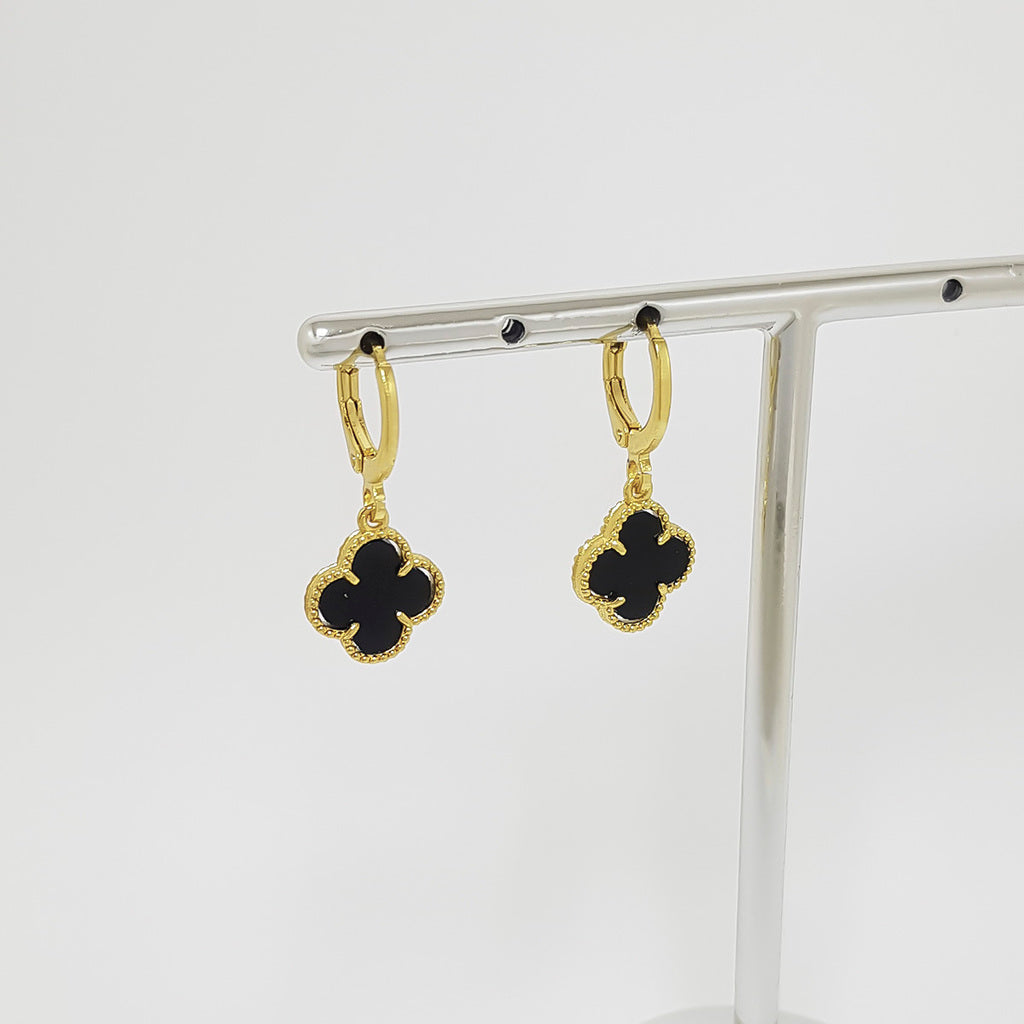 Brinco em argolinha de click com pingente de trevo no acrílico preto BANHADO A O