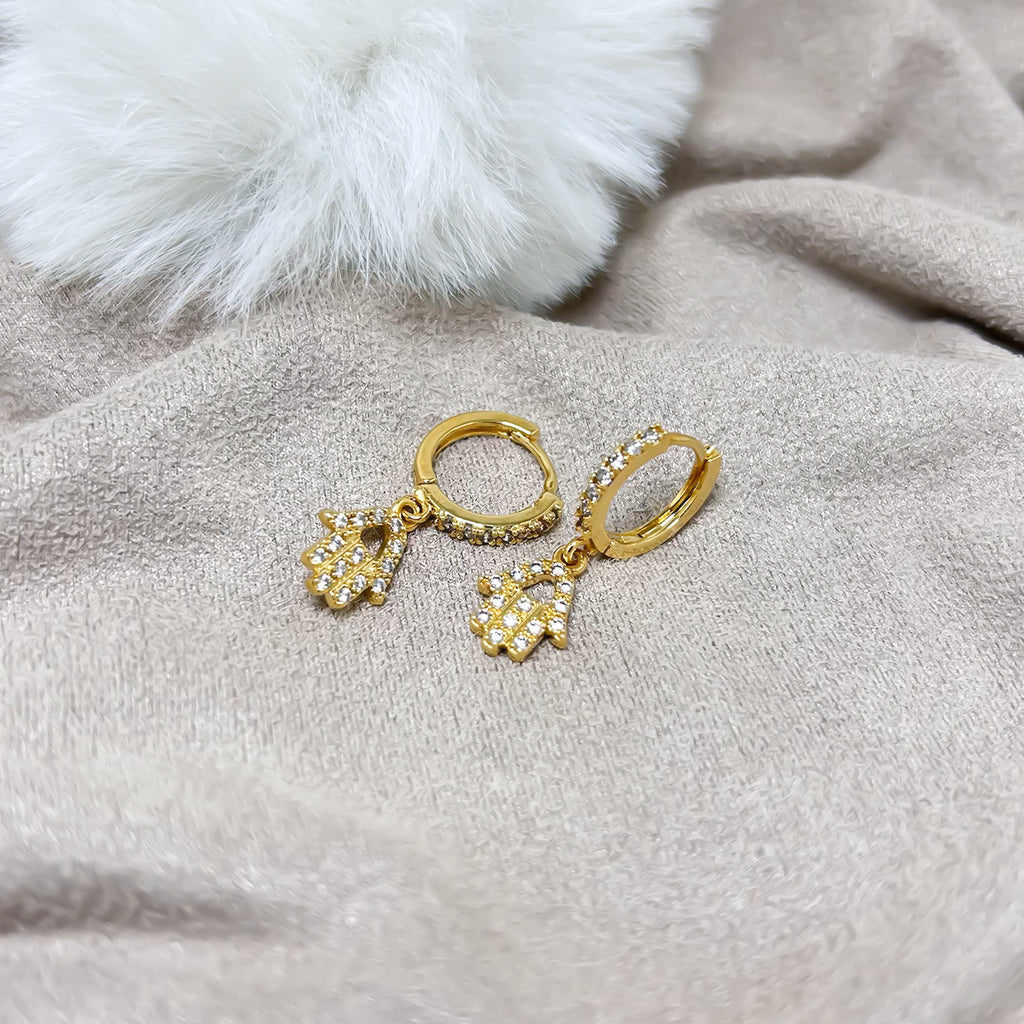 BRINCO DE ARGOLINHA COM PÊNDULO DE MÃO DE HANSÁ BANHADO A OURO 18K