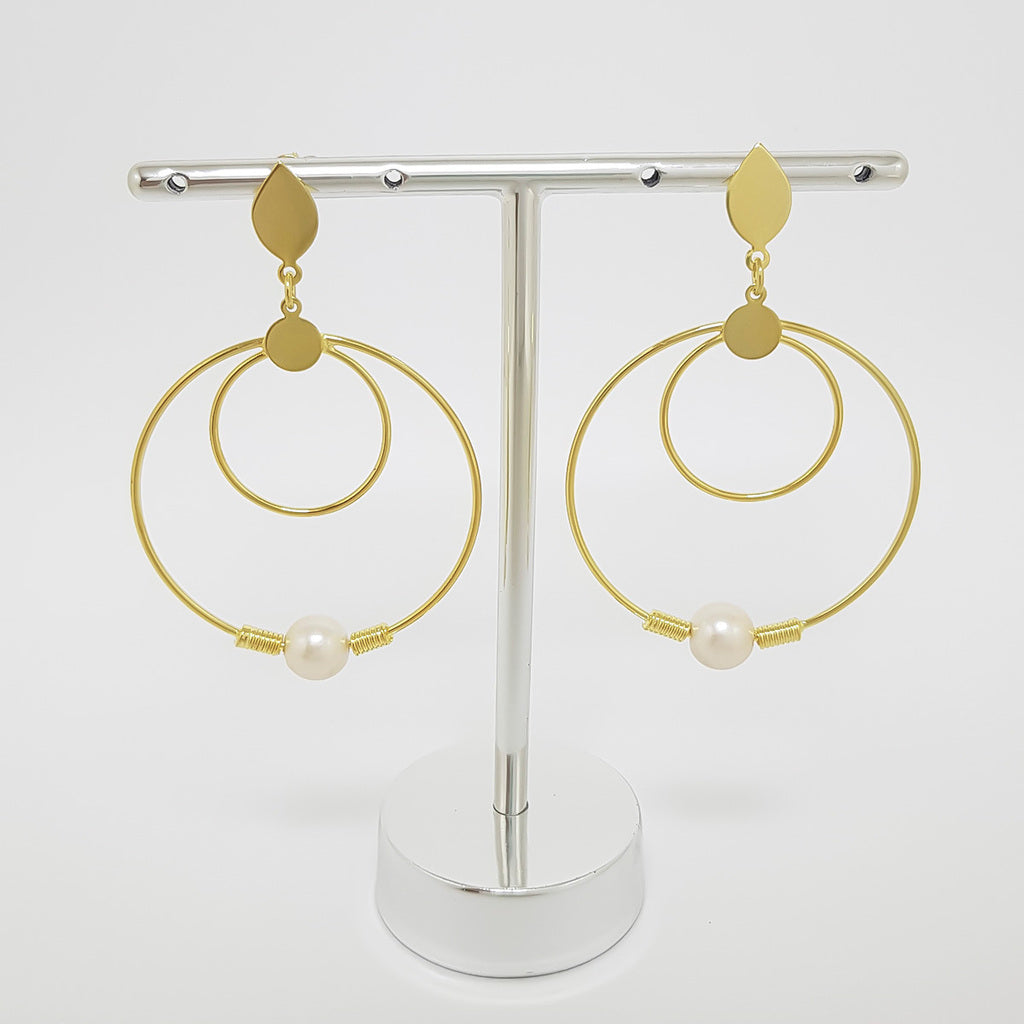 Brinco pendurado com dois fios em círculo e pérola BANHADO A OURO 18K