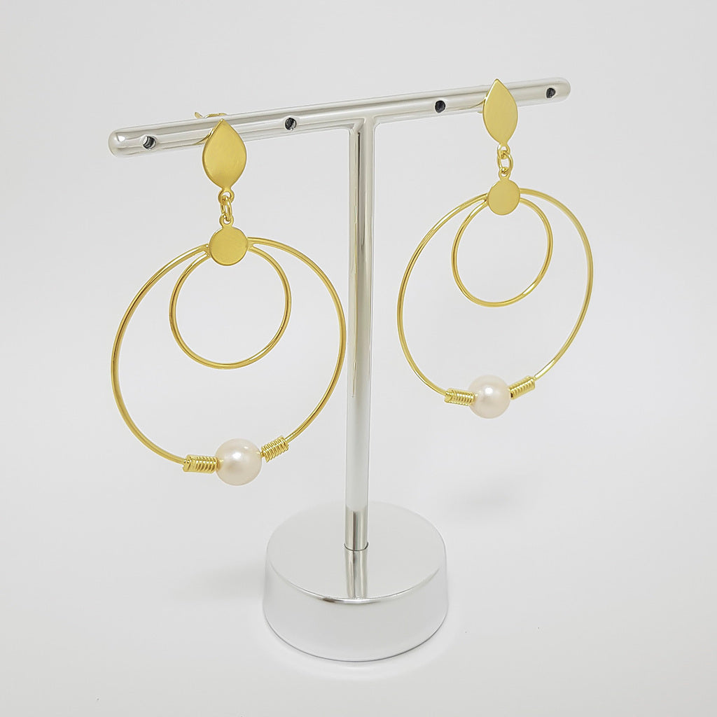 Brinco pendurado com dois fios em círculo e pérola BANHADO A OURO 18K