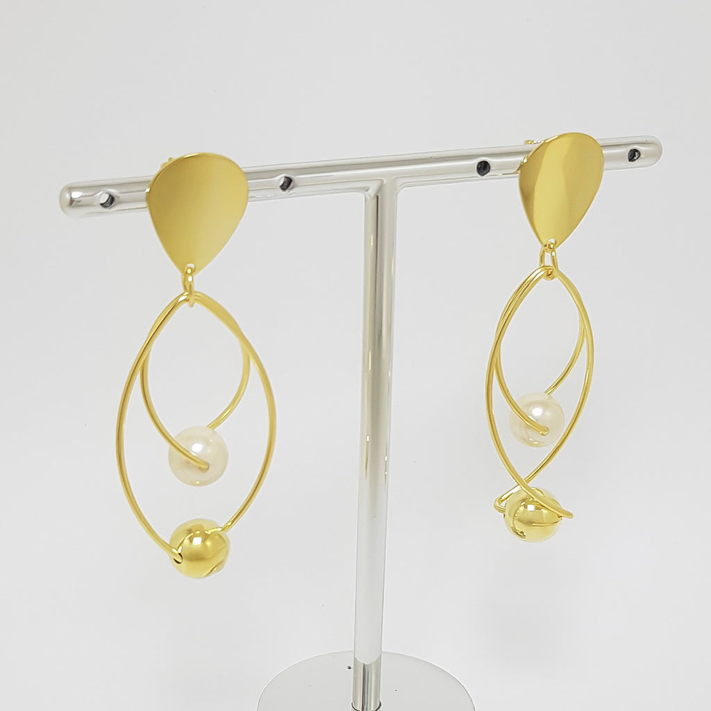 Brinco pendurado de fio com pérola e bola BANHADO A OURO 18K