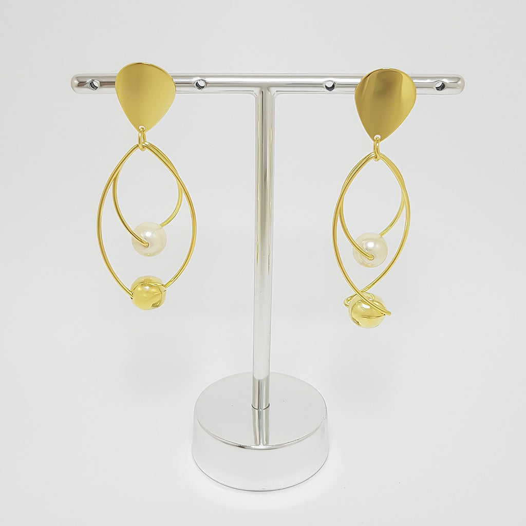 Brinco pendurado de fio com pérola e bola BANHADO A OURO 18K