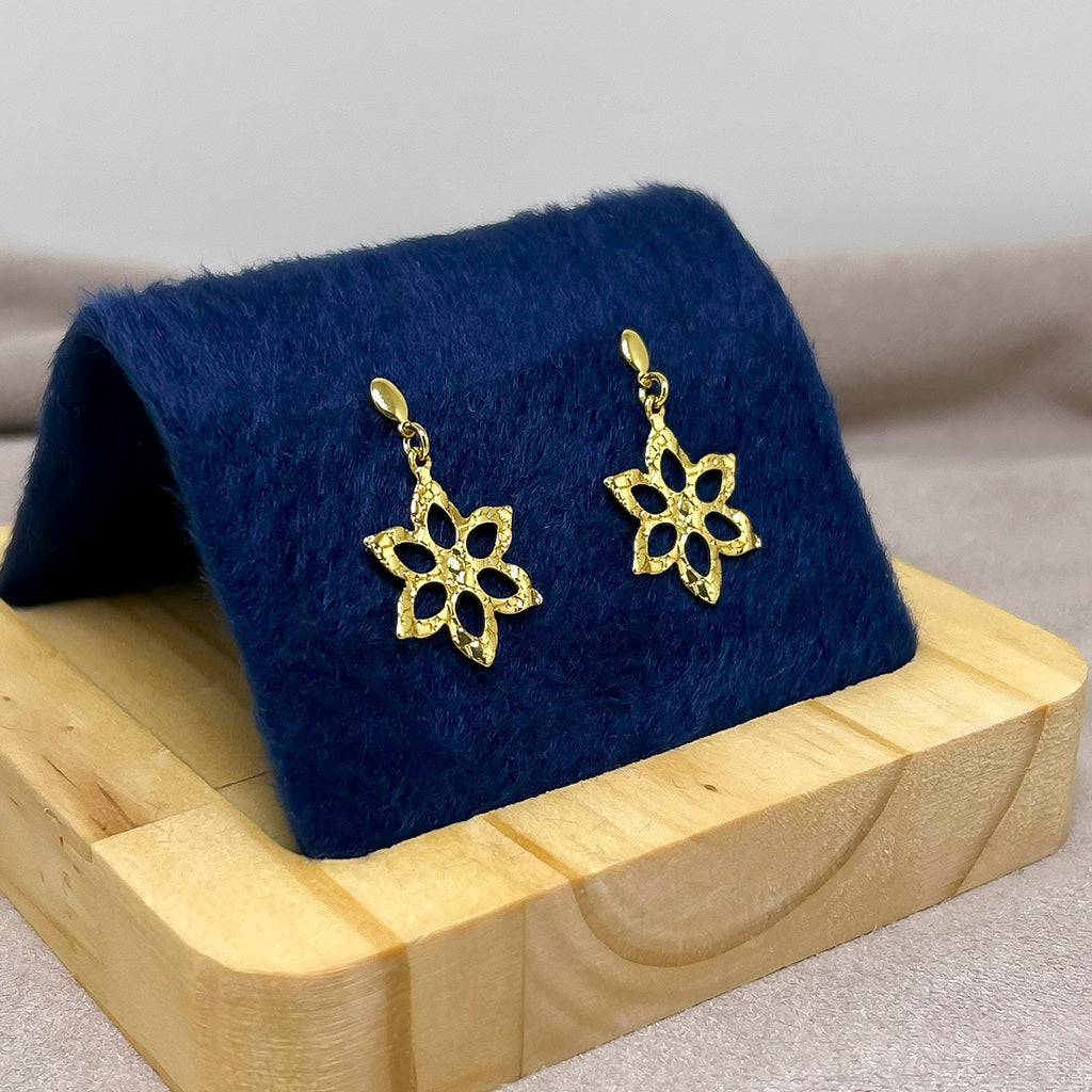 Brinco pendurado em formato de flor vazada com bordas detalhadas BANHADO A OURO