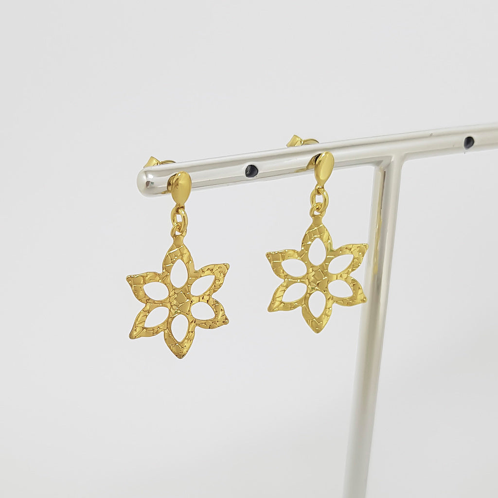 Brinco pendurado em formato de flor vazada com bordas detalhadas BANHADO A OURO