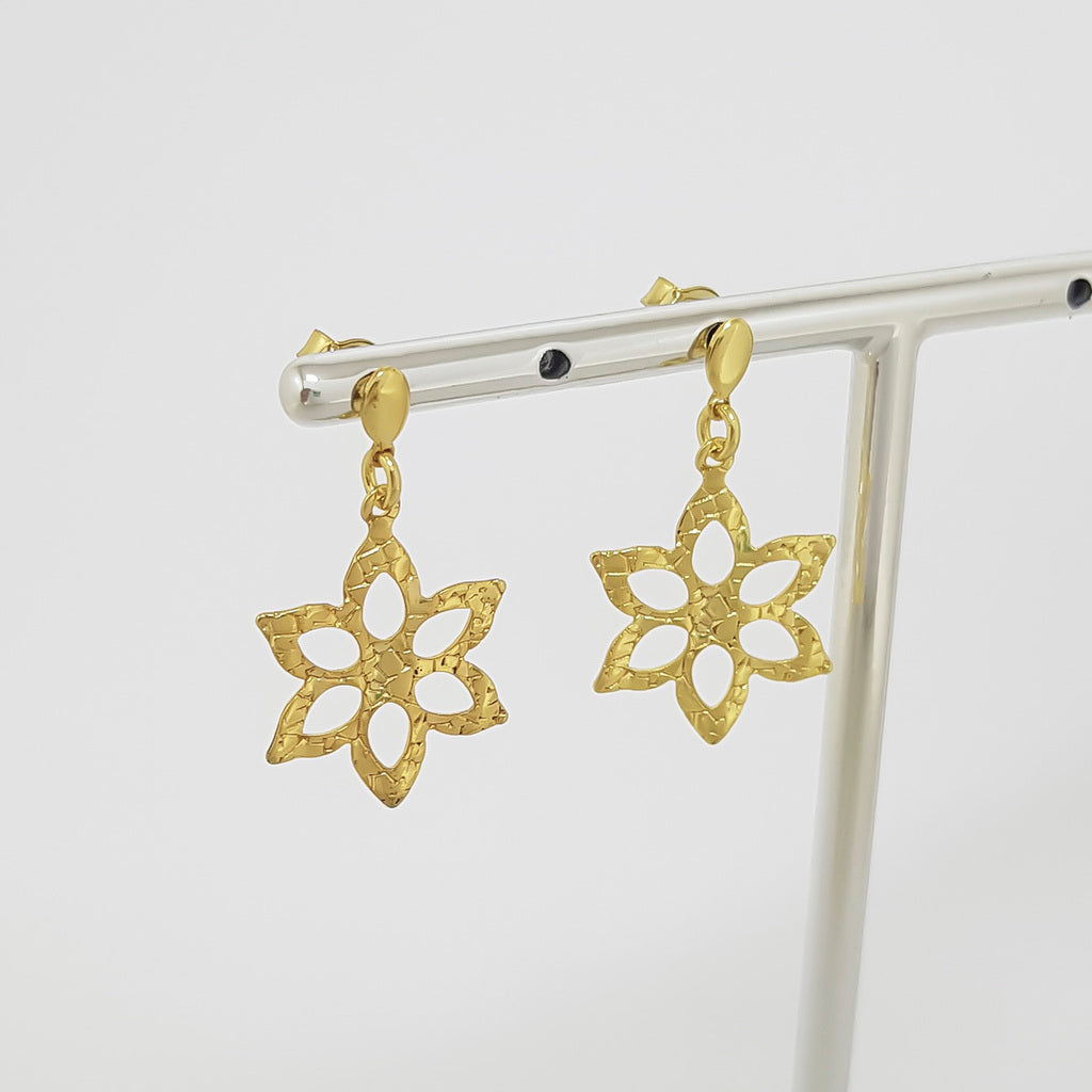 Brinco pendurado em formato de flor vazada com bordas detalhadas BANHADO A OURO