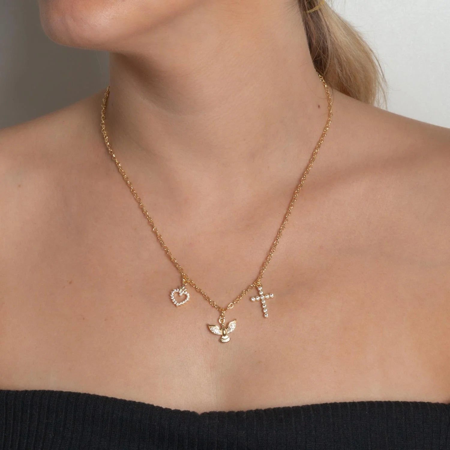 COLAR COM PINGENTES DE CRUZ, ESPÍRITO SANTO E CORAÇÃO CRISTAL (45CM+5CM).