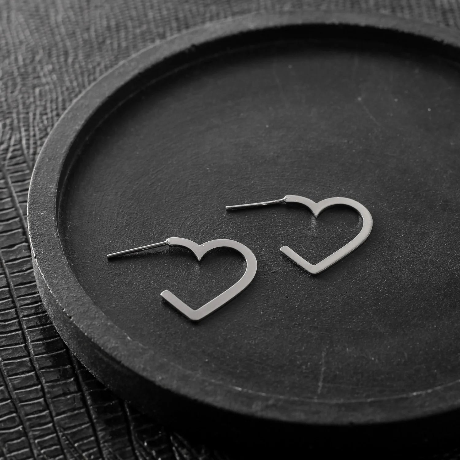 BRINCO DE CORAÇÃO VAZADO EM AÇO INOX - 19MM