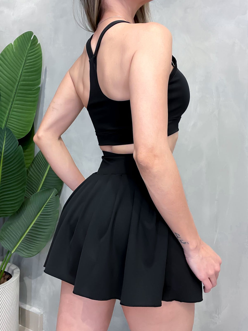 Conjunto Fitness em Poliamida Top Nadador e Shorts Saia Plissado