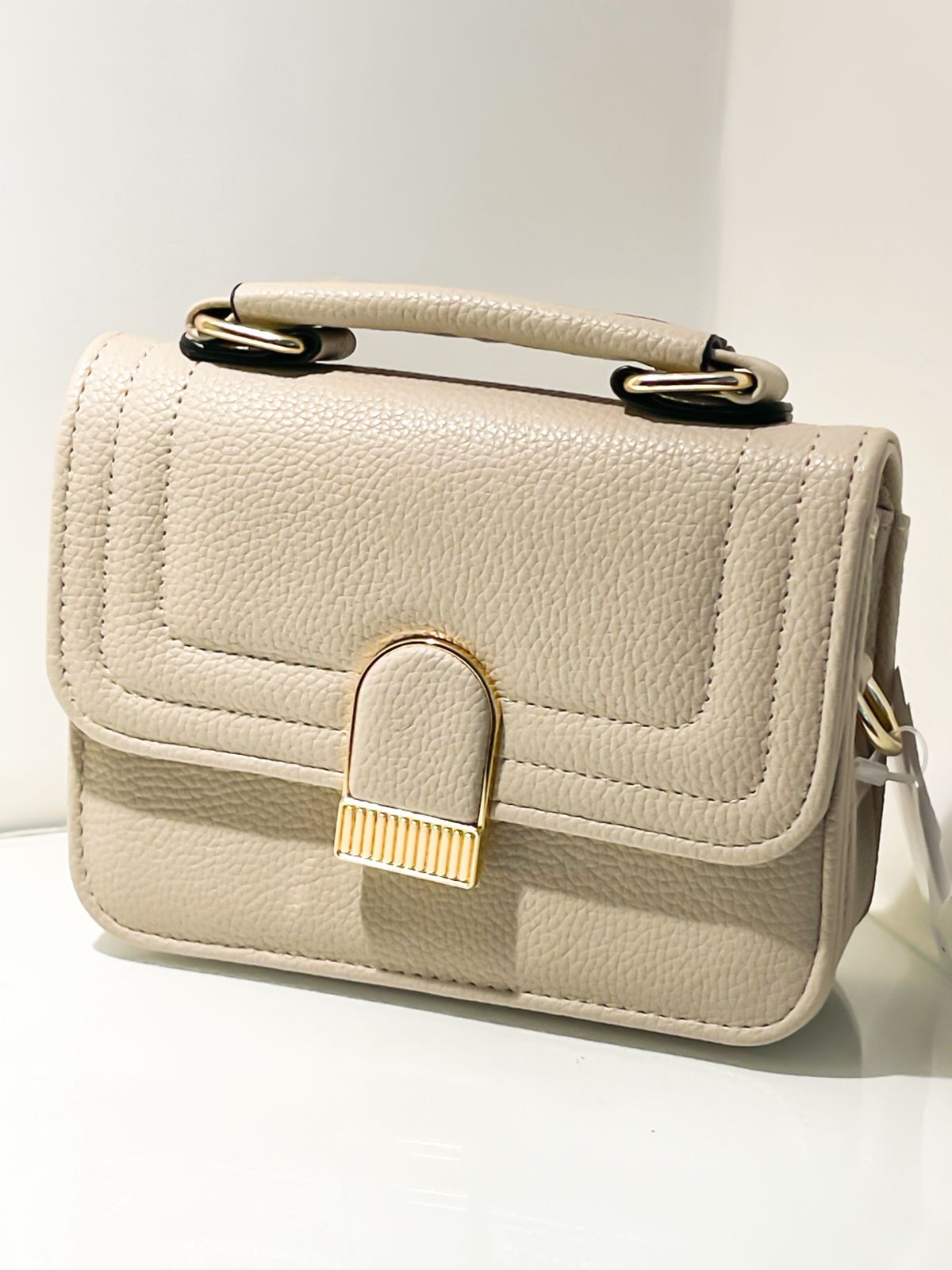 Bolsa Média Quadrada em Couro Sintético com Alça Ref. 1626