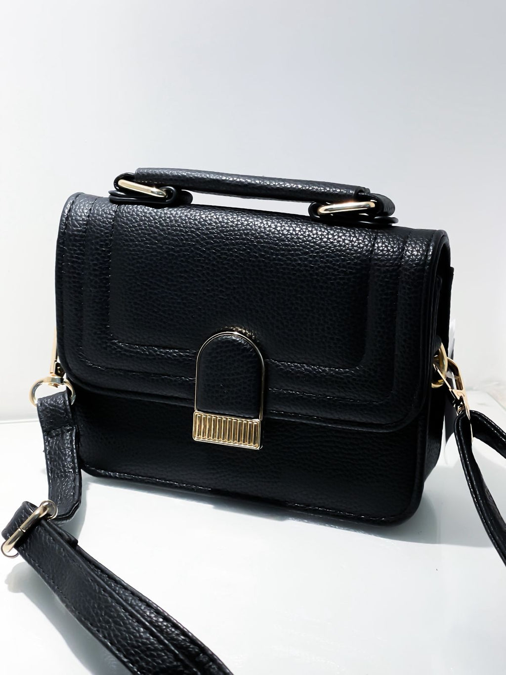 Bolsa Média Quadrada em Couro Sintético com Alça Ref. 1626