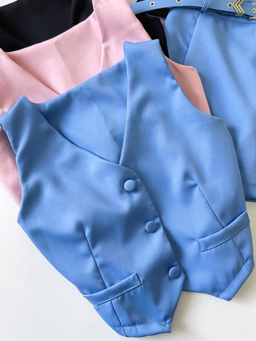 Conjunto em Alfaiataria Shorts Saia e Colete Paula Ref. 1639