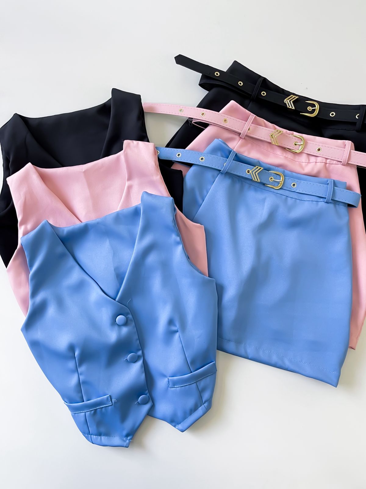 Conjunto em Alfaiataria Shorts Saia e Colete Paula Ref. 1639