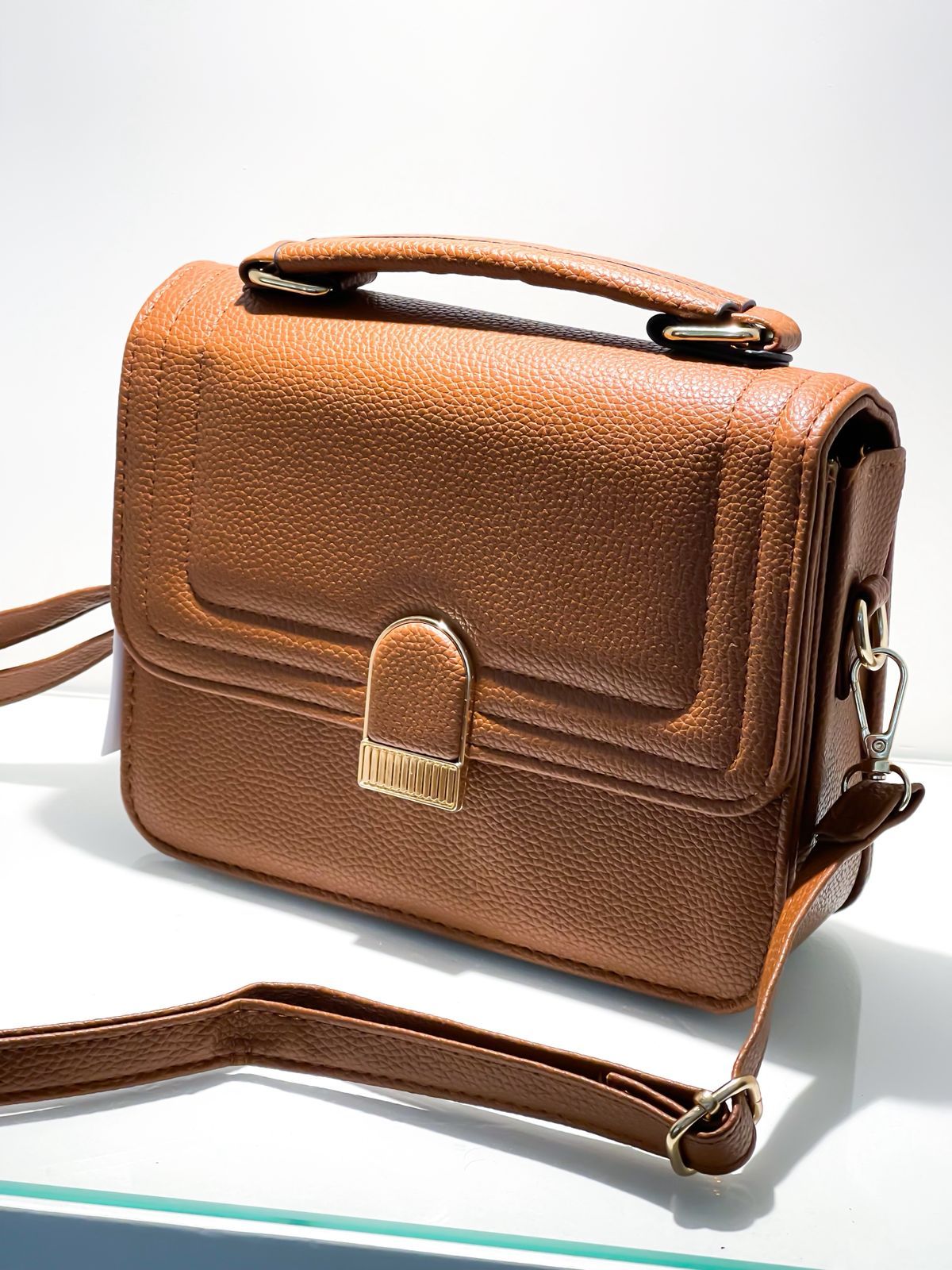 Bolsa Média Quadrada em Couro Sintético com Alça Ref. 1626