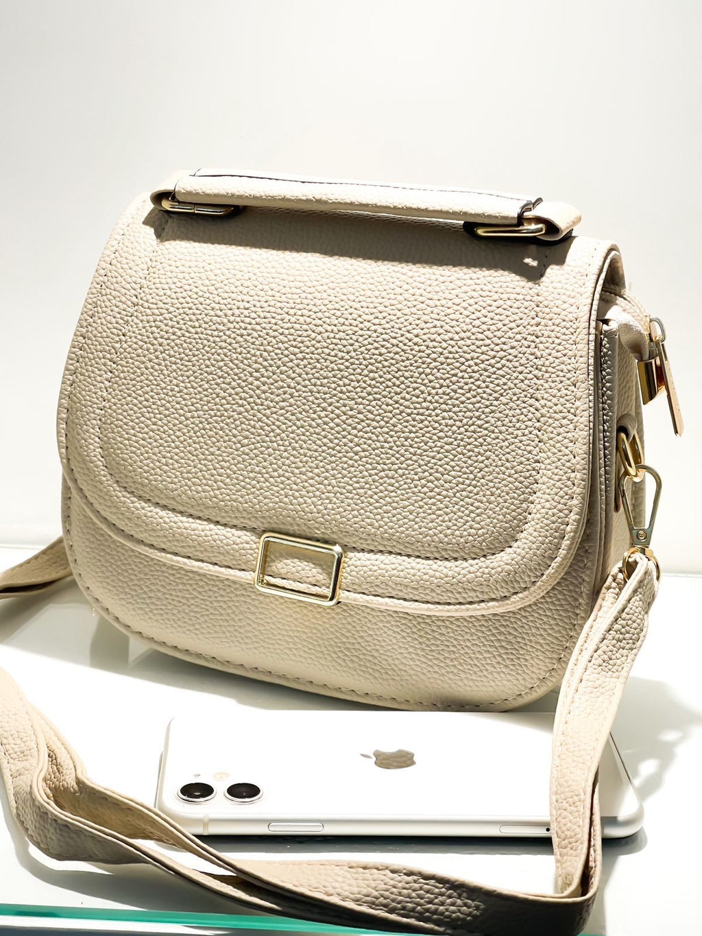 Bolsa Média Redonda em Couro Sintético com Alça Ref. 1626