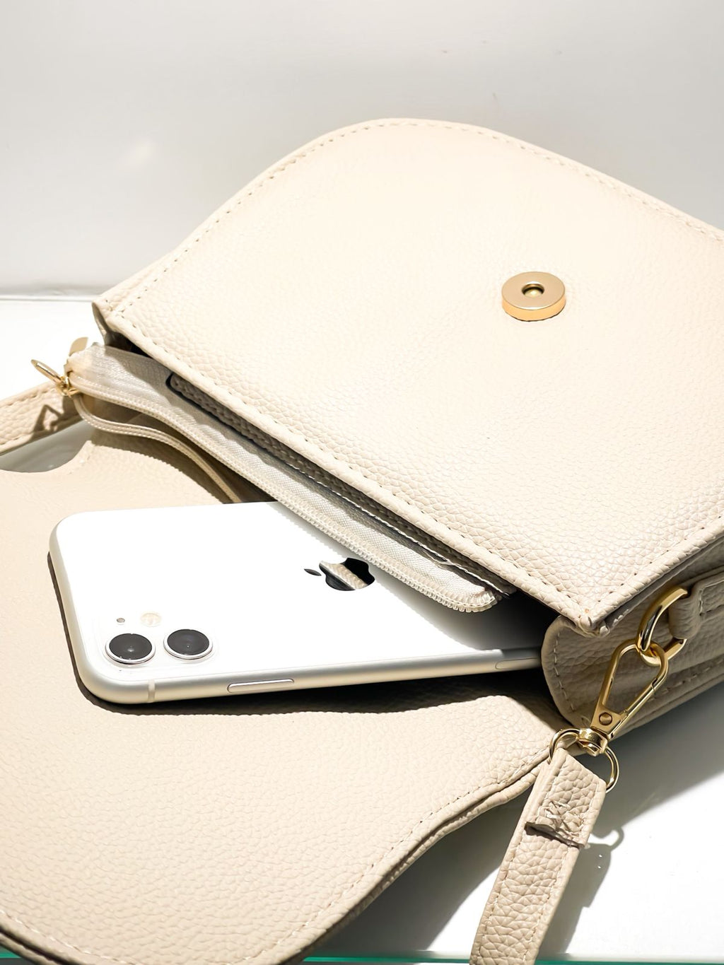 Bolsa Média Redonda em Couro Sintético com Alça Ref. 1626