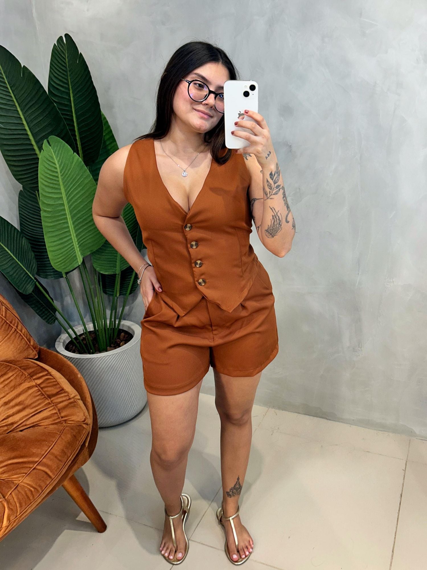 Conjunto em Alfaiataria Colete e Shorts com Cinto