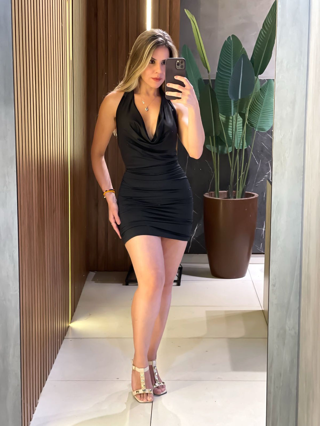 Vestido Curto em Suplex Costas Nua com Gola Boba e Amarração Leticia Ref. 1761