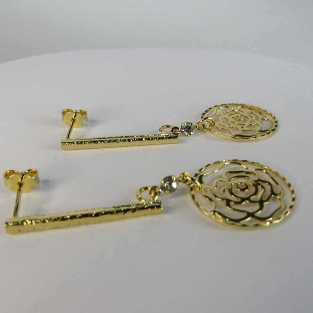 Brinco Médio De Fio Trabalhado e Flor Vazada Banhado em Ouro 18k