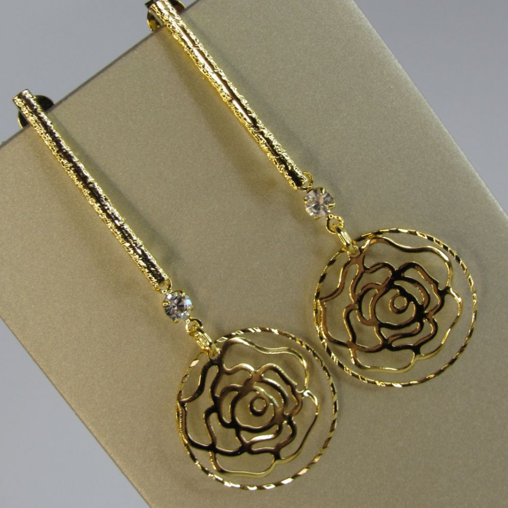 Brinco Médio De Fio Trabalhado e Flor Vazada Banhado em Ouro 18k