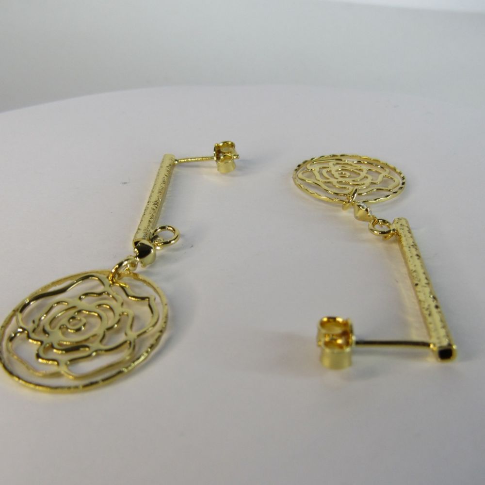 Brinco Médio De Fio Trabalhado e Flor Vazada Banhado em Ouro 18k