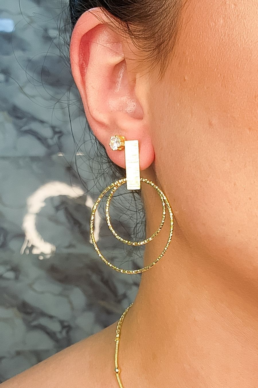 Brinco com Fio Grosso e Dois Círculos Banhado em Ouro 18k