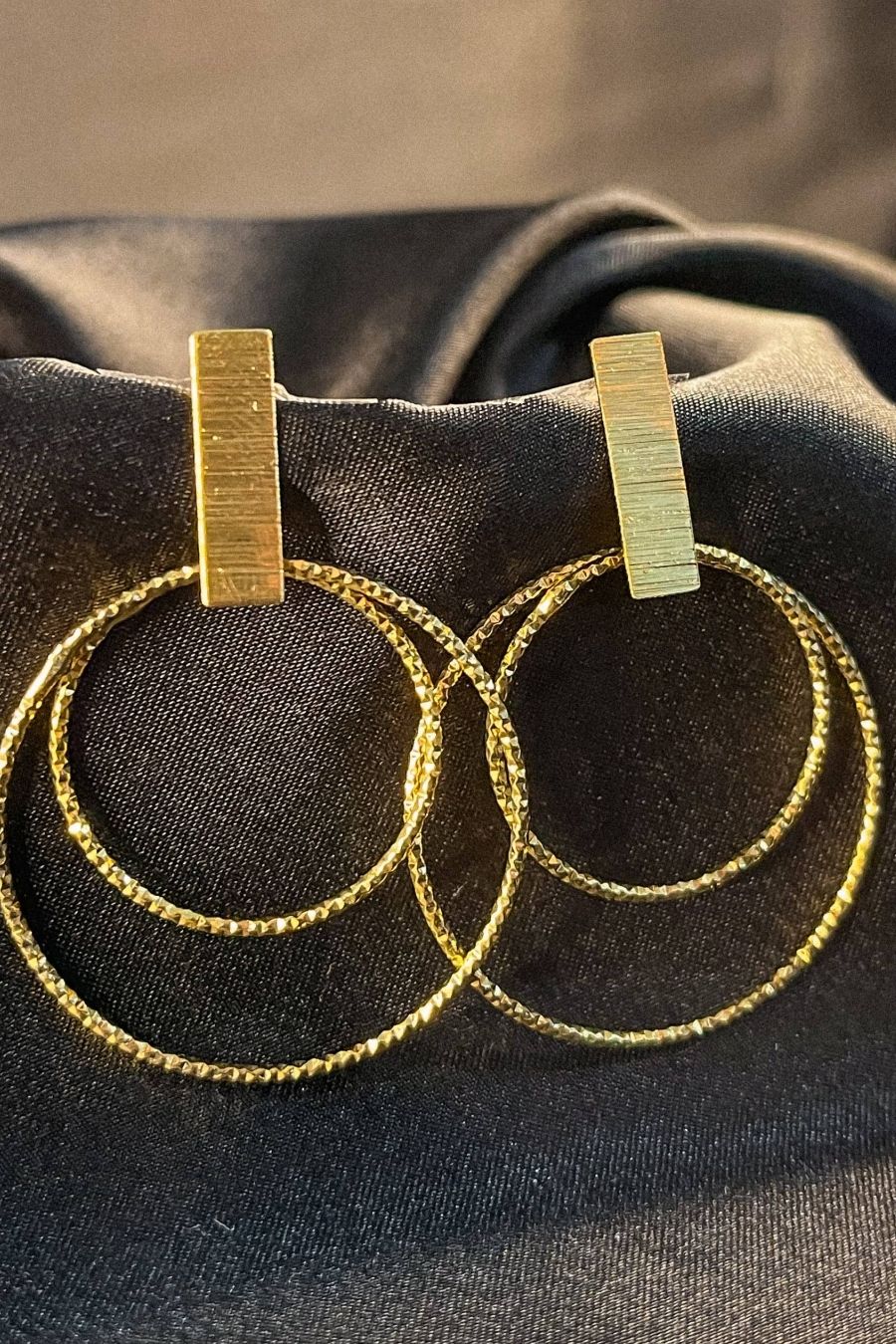 Brinco com Fio Grosso e Dois Círculos Banhado em Ouro 18k