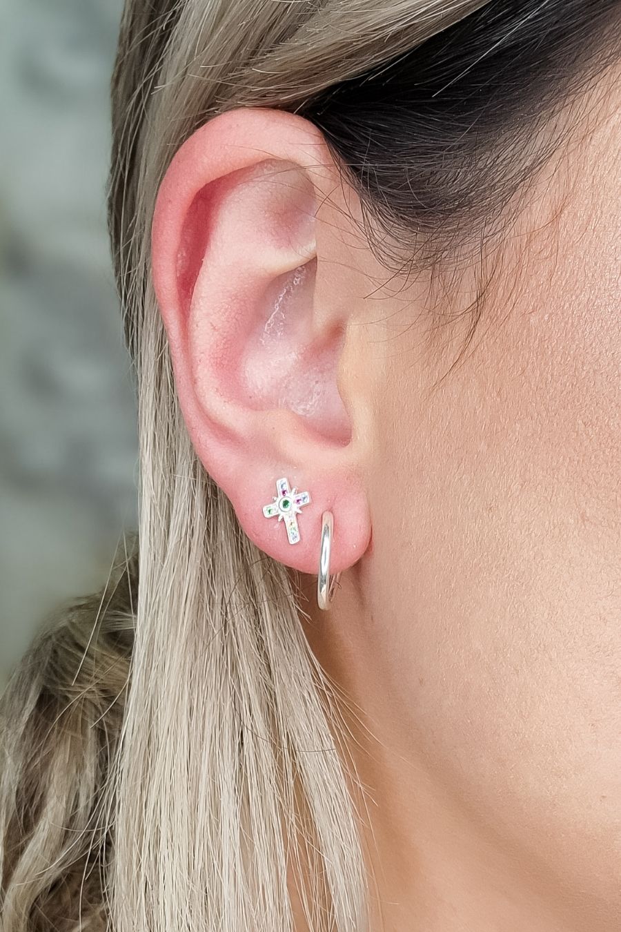 Brinco de Cruz com Zircônias Coloridas em Prata 925