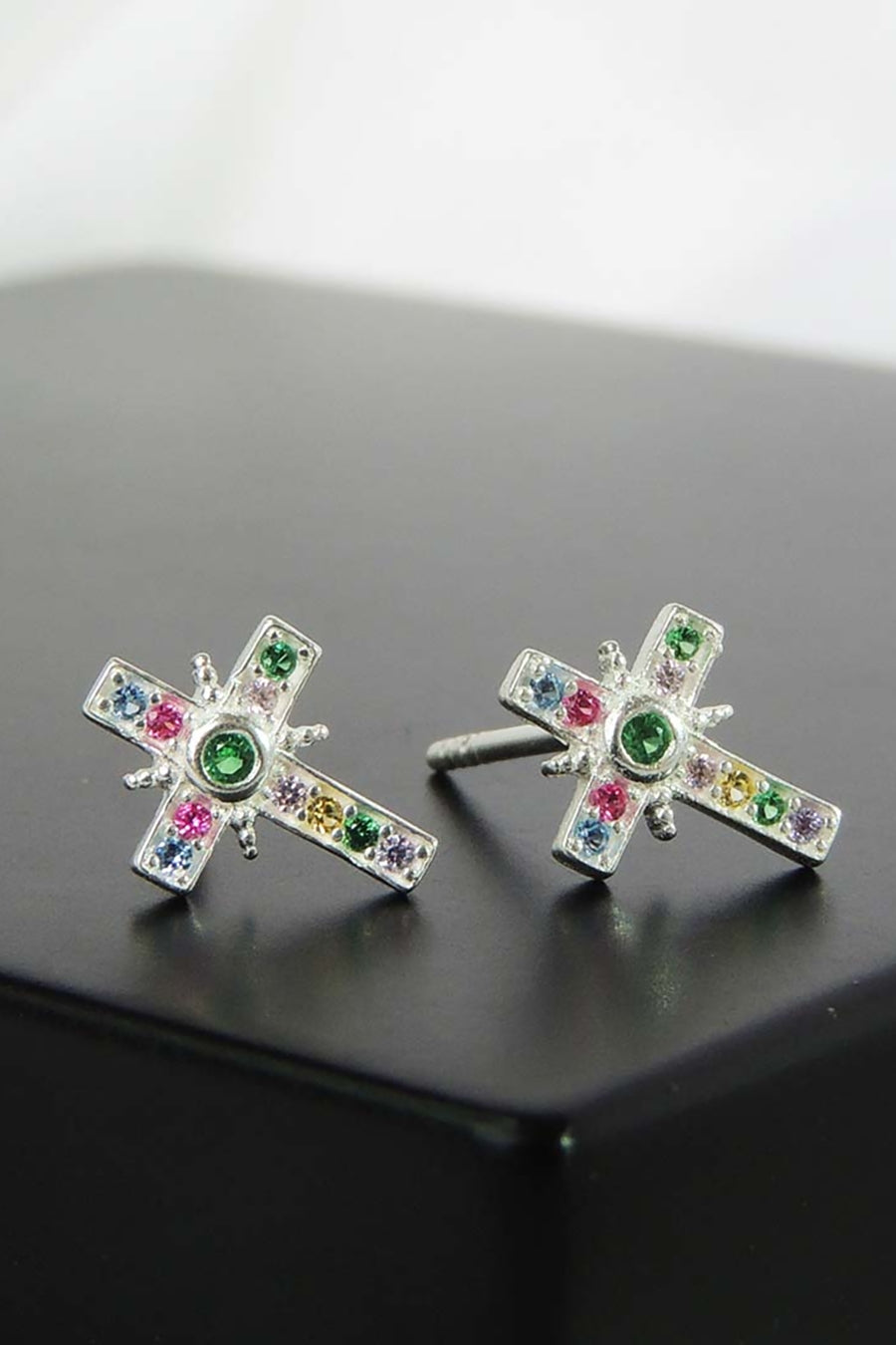 Brinco de Cruz com Zircônias Coloridas em Prata 925