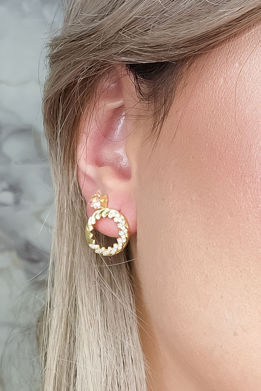 Brinco Aro Torcido Cravejado com Zircônia Banhado em Ouro 18k