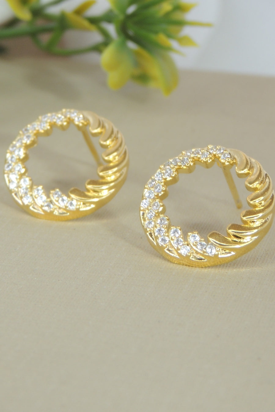 Brinco Aro Torcido Cravejado com Zircônia Banhado em Ouro 18k