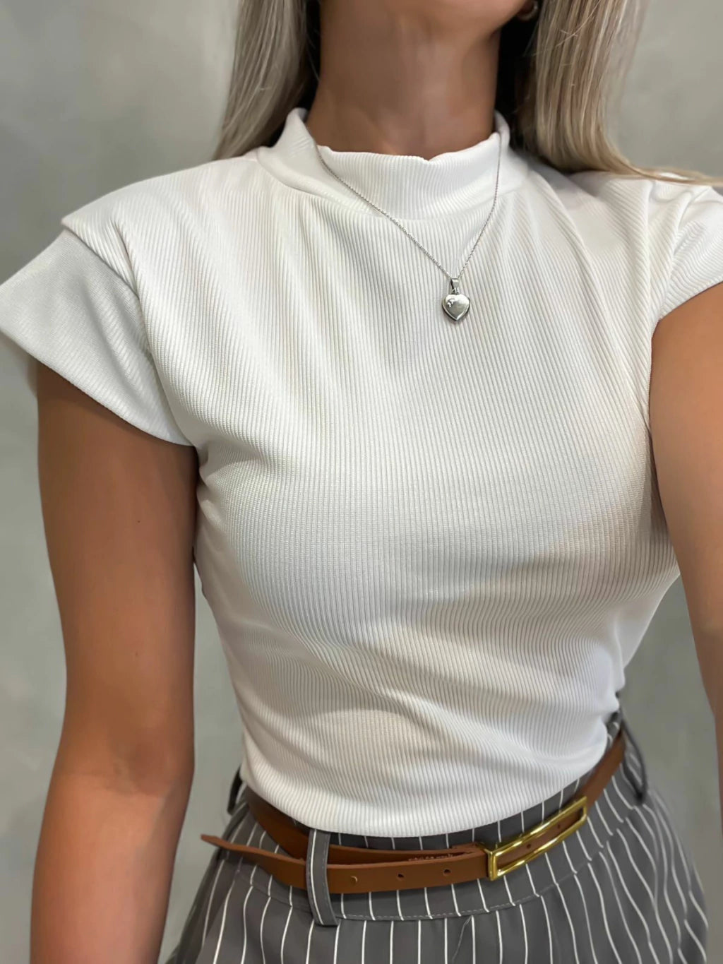 Blusa Feminina em Ribana Muscle Tee com Gola