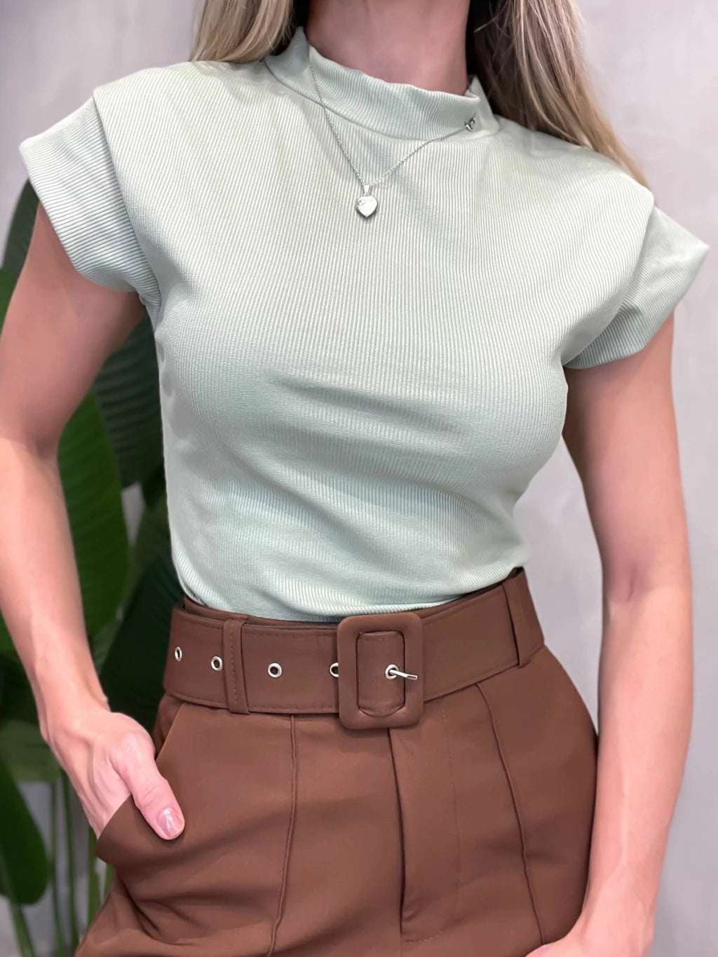 Blusa Feminina em Ribana Muscle Tee com Gola