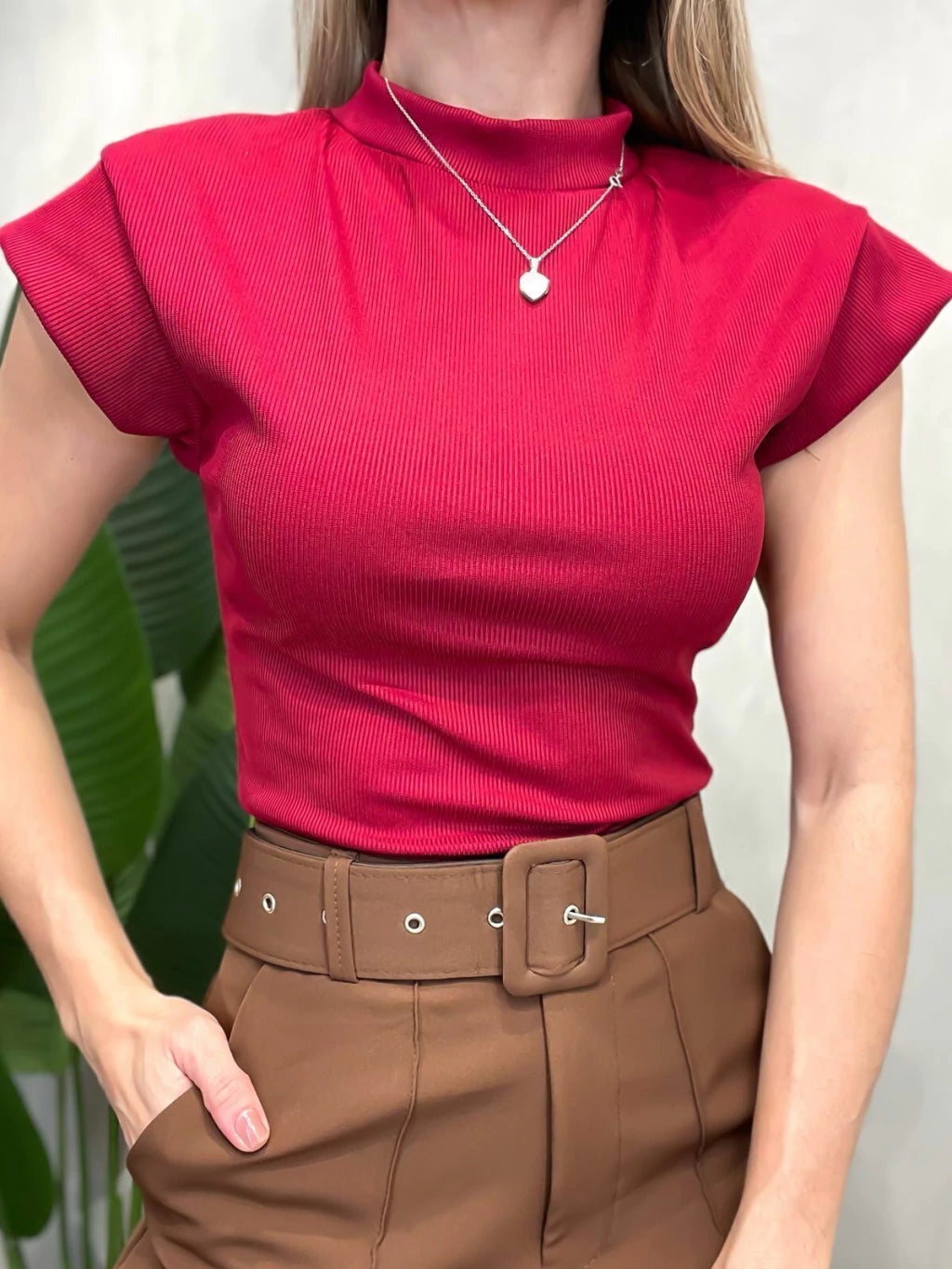 Blusa Feminina em Ribana Muscle Tee com Gola