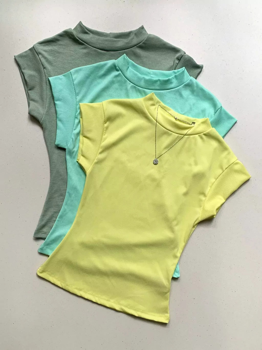 Blusa Feminina em Ribana Muscle Tee com Gola