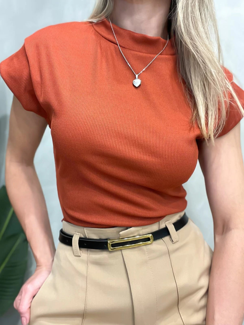 Blusa Feminina em Ribana Muscle Tee com Gola