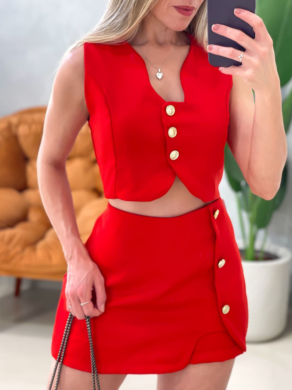 Conjunto em Alfaiataria Shorts Saia e Colete Assimétrico com Botões