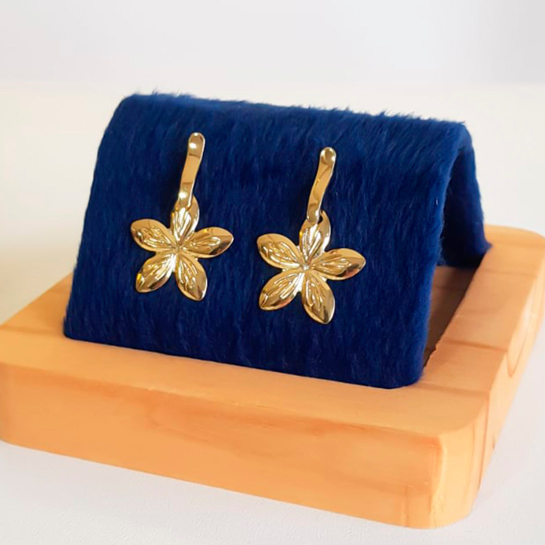 BRINCO FLOR BANHADO OURO 18K