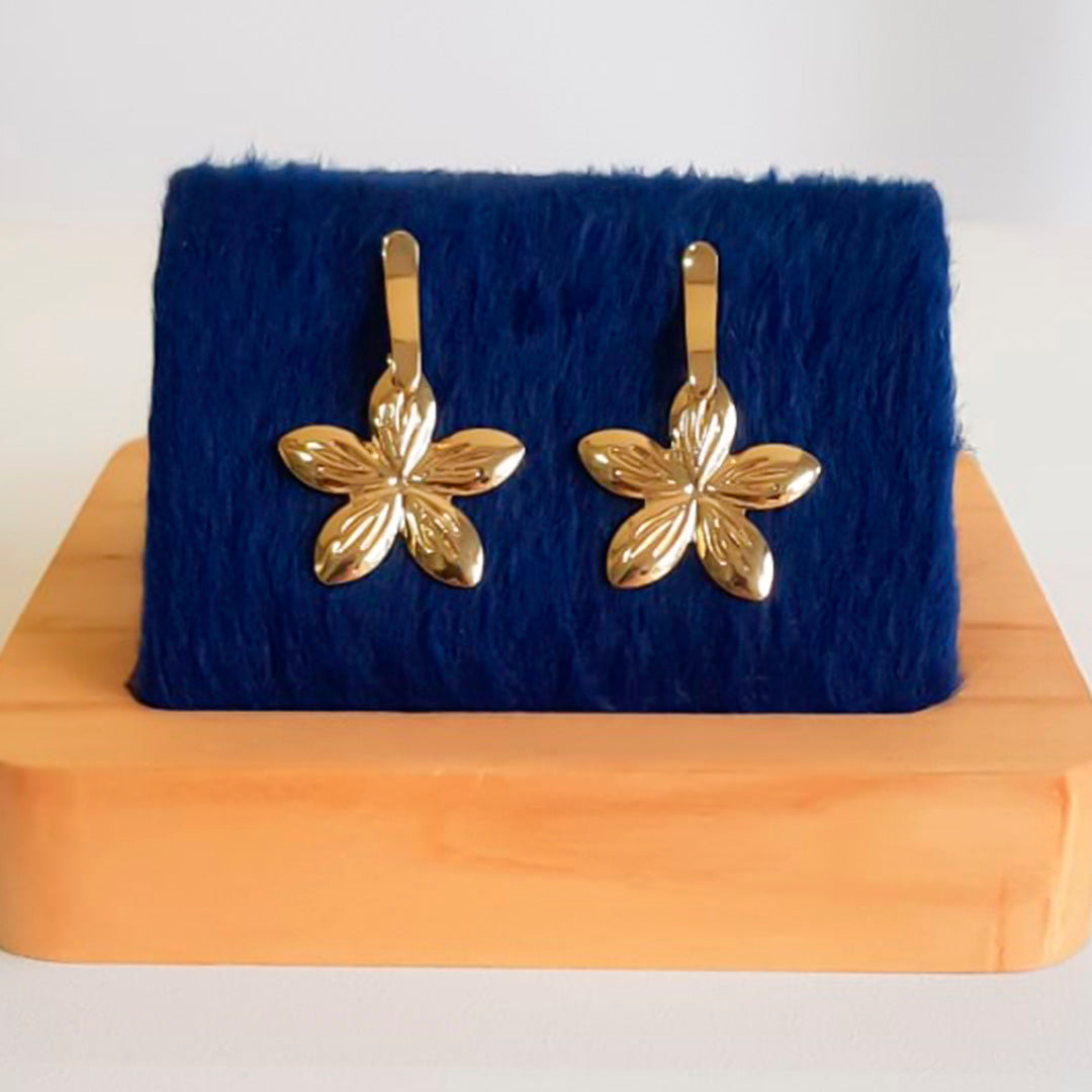 BRINCO FLOR BANHADO OURO 18K
