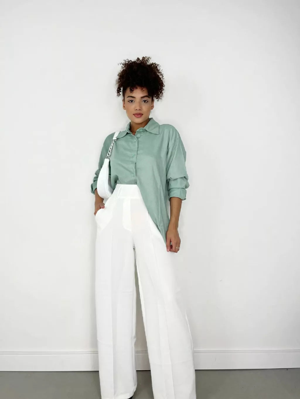 Calça Feminina em Alfaiataria Pantalona