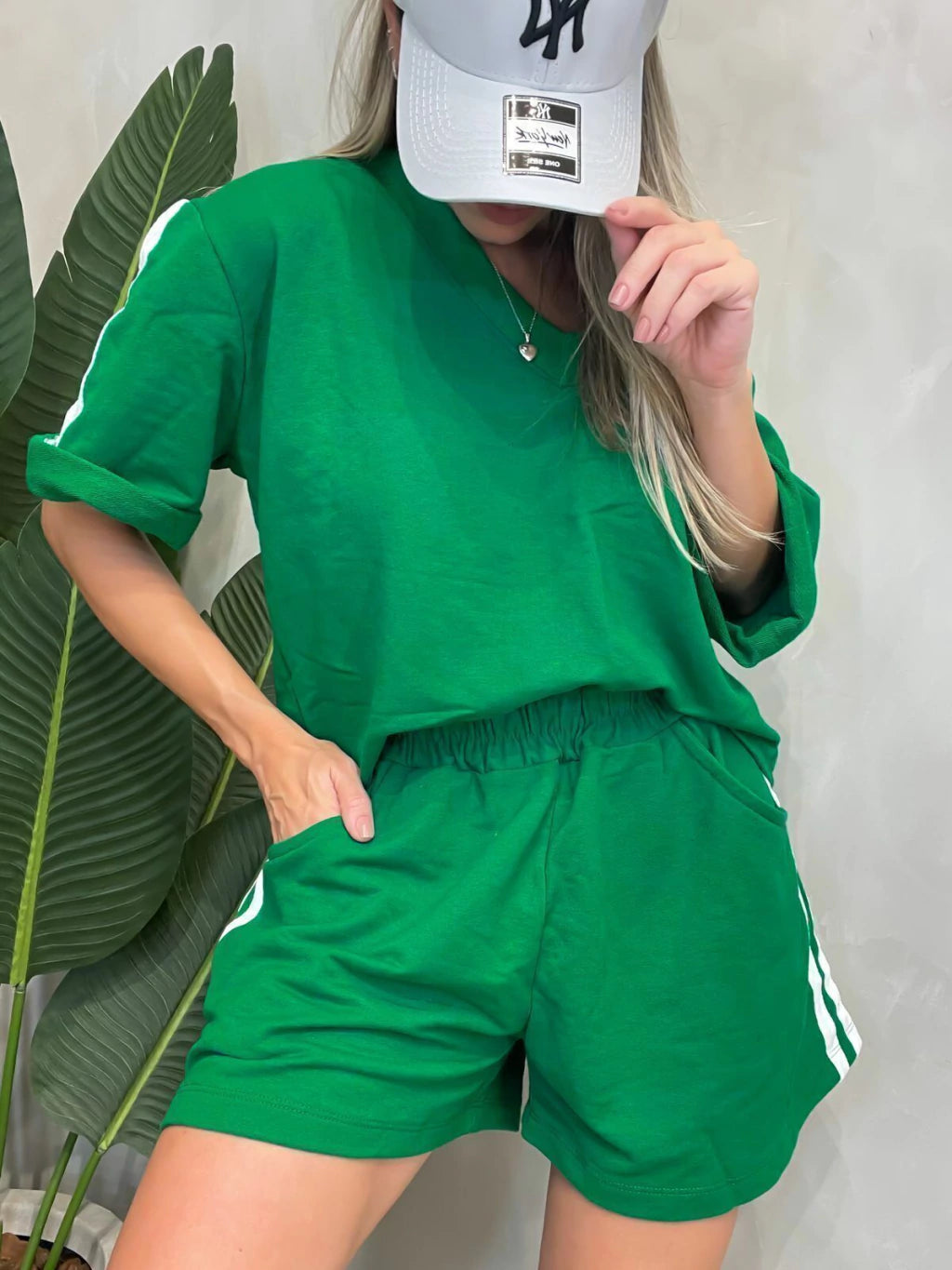 Conjunto Feminino Oversized em Moletom Cropped e Short com Listras Laterais