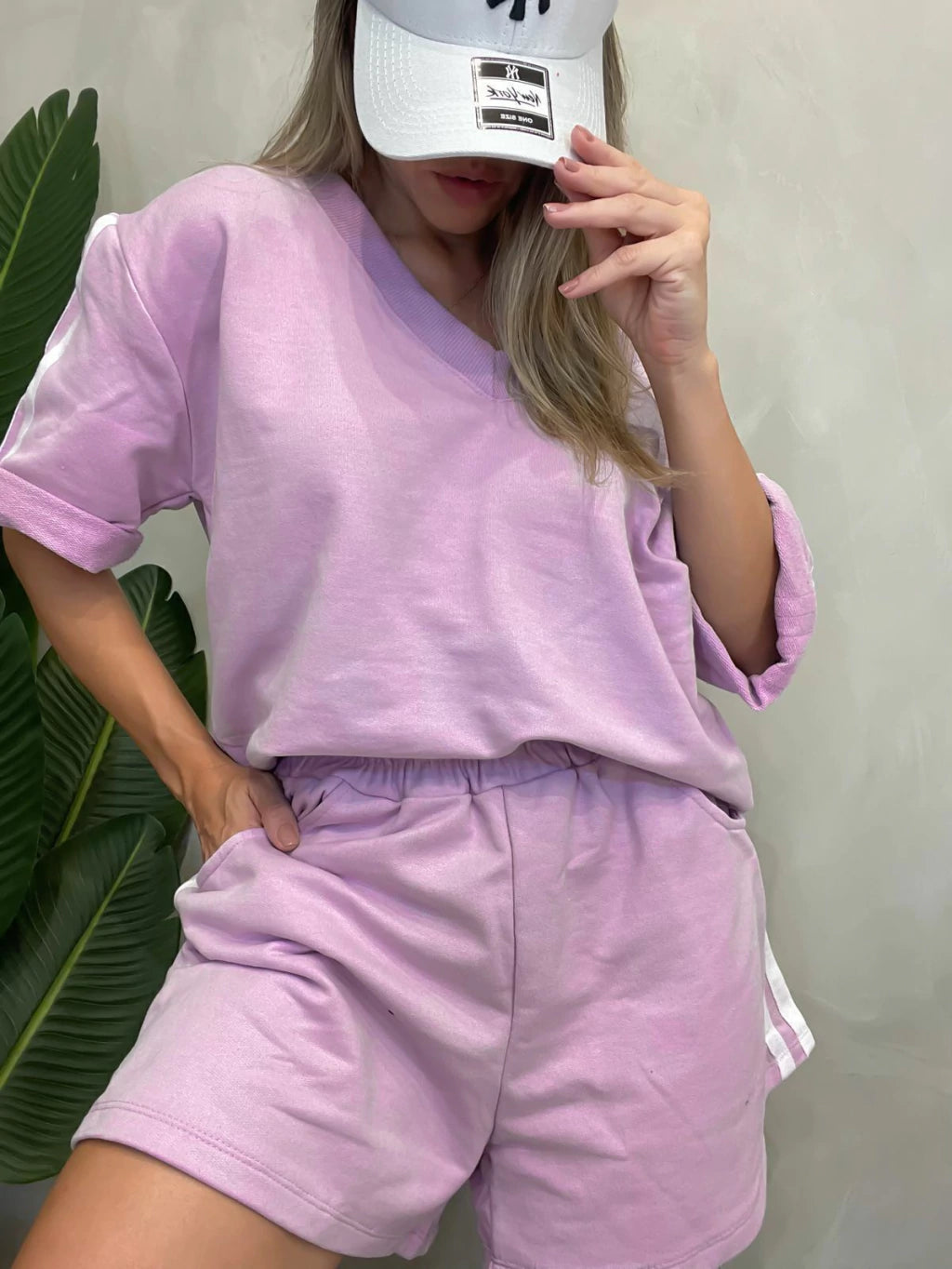 Conjunto Feminino Oversized em Moletom Cropped e Short com Listras Laterais