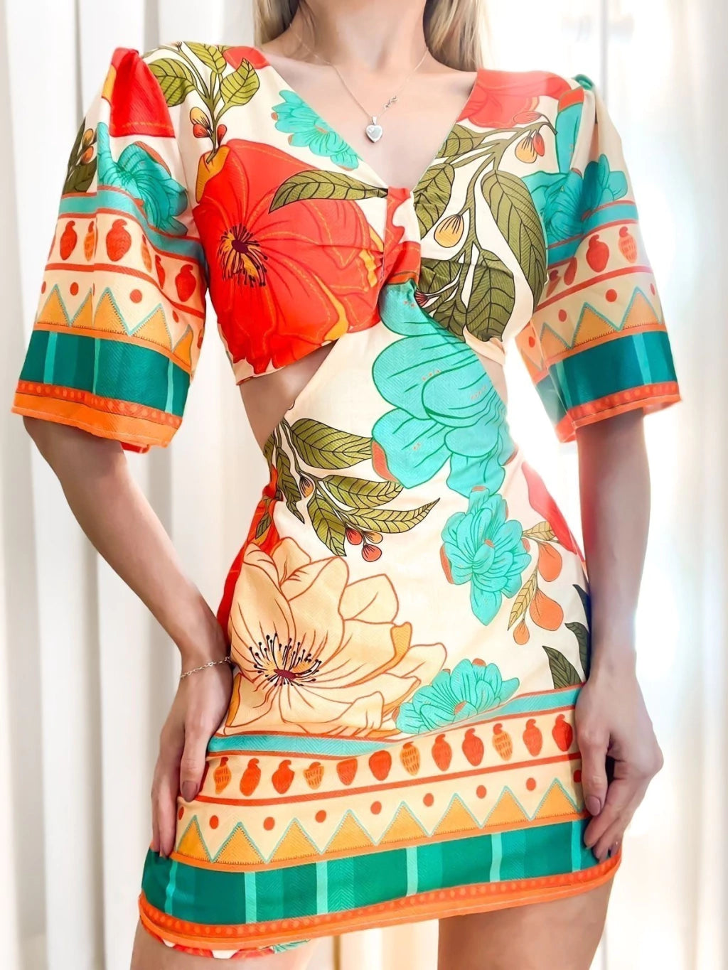 Macaquinho Feminino Estampado Manga Bufante e Amarração