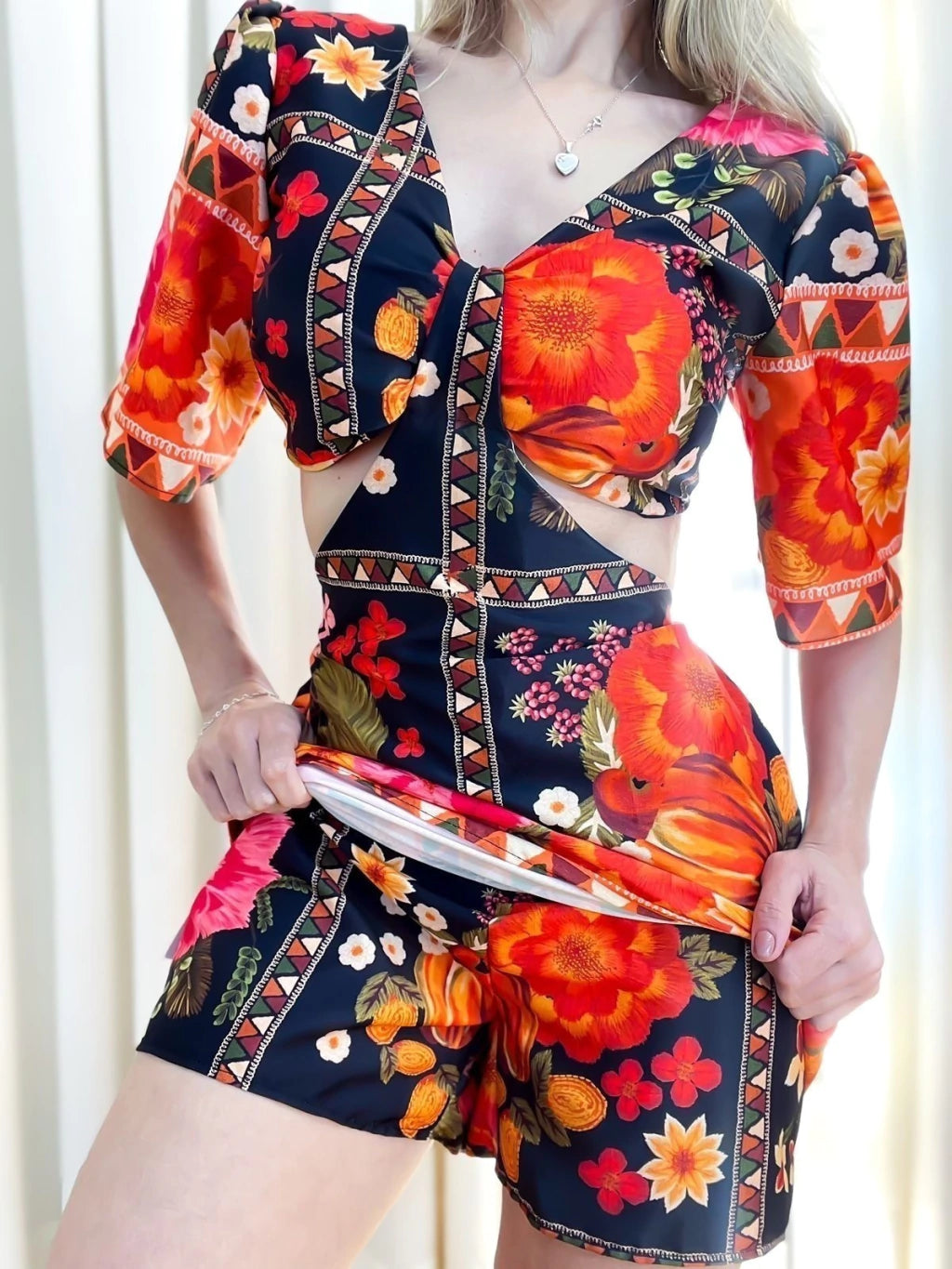 Macaquinho Feminino Estampado Manga Bufante e Amarração