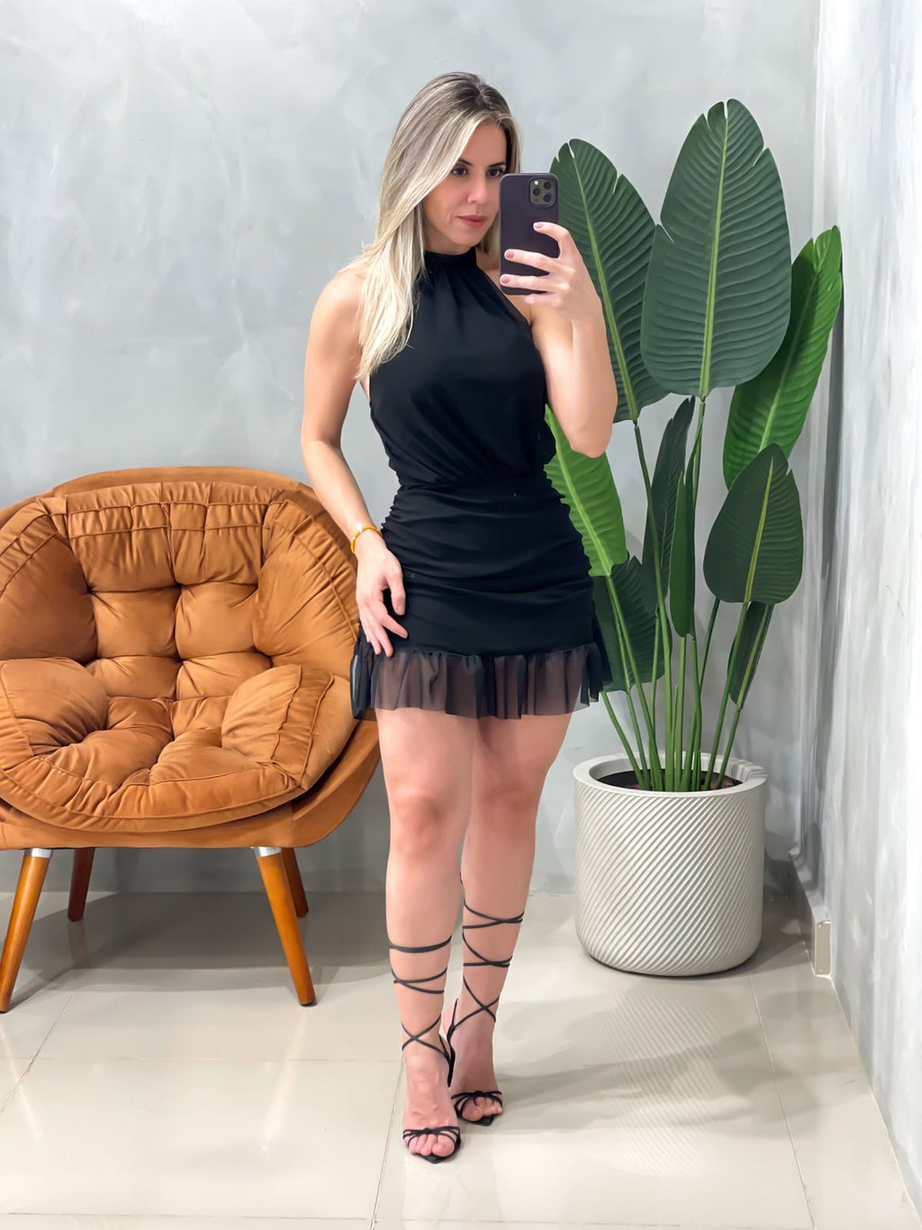 Vestido Curto em Tule Frente Única Plissado com Babado