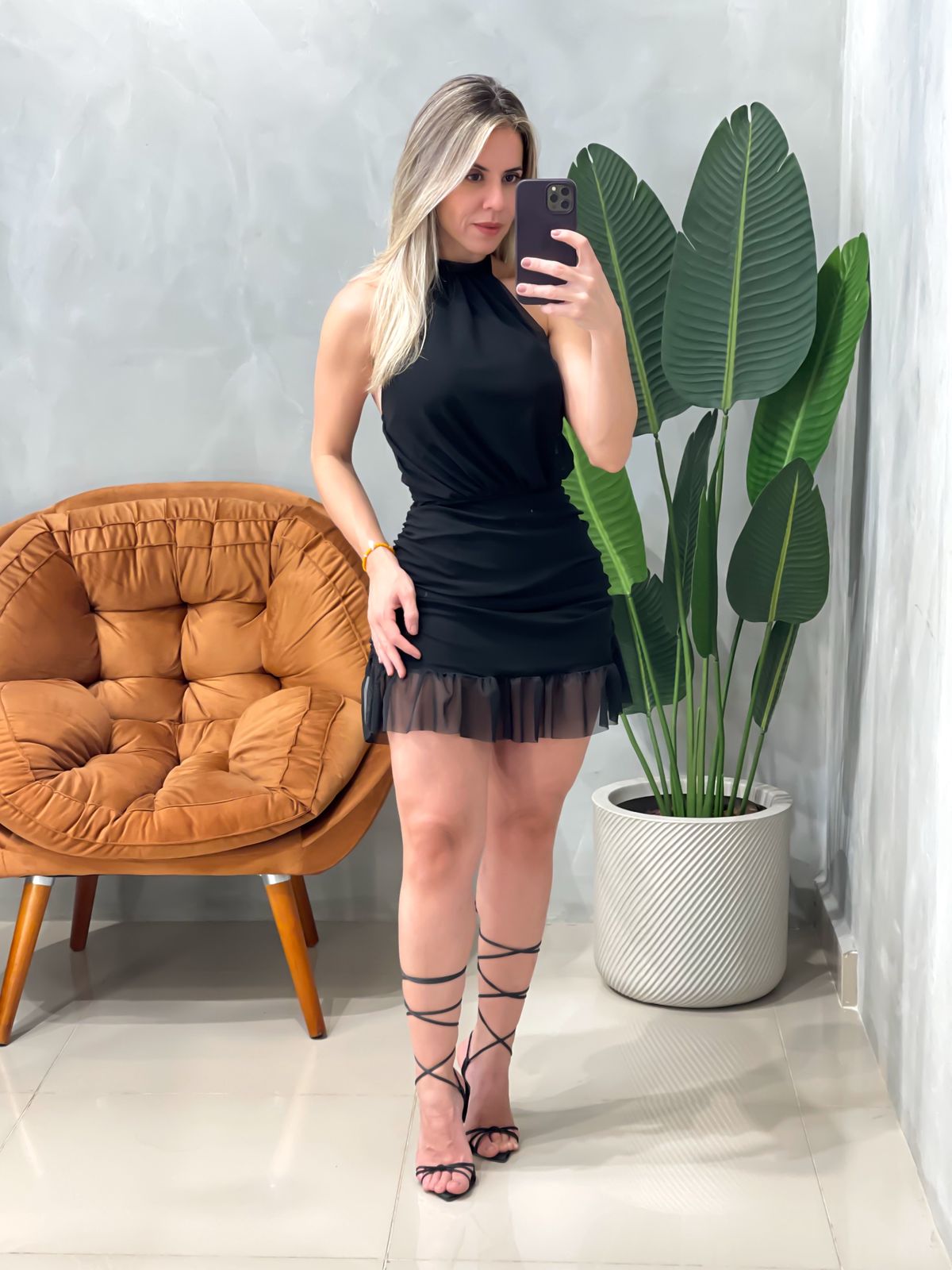 Vestido Curto em Tule Frente Única Plissado com Babado